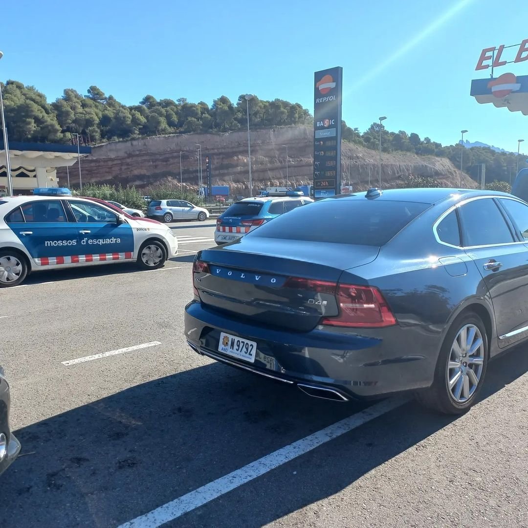 En comitiva 🚓🚓 🚙 🚓🚓 #mossosesquadra #policia #pol&iacute;cia #policianacional #policiafeminina #policiacientifica #polic&iacute;anacional #policialocal #policiacivilrj