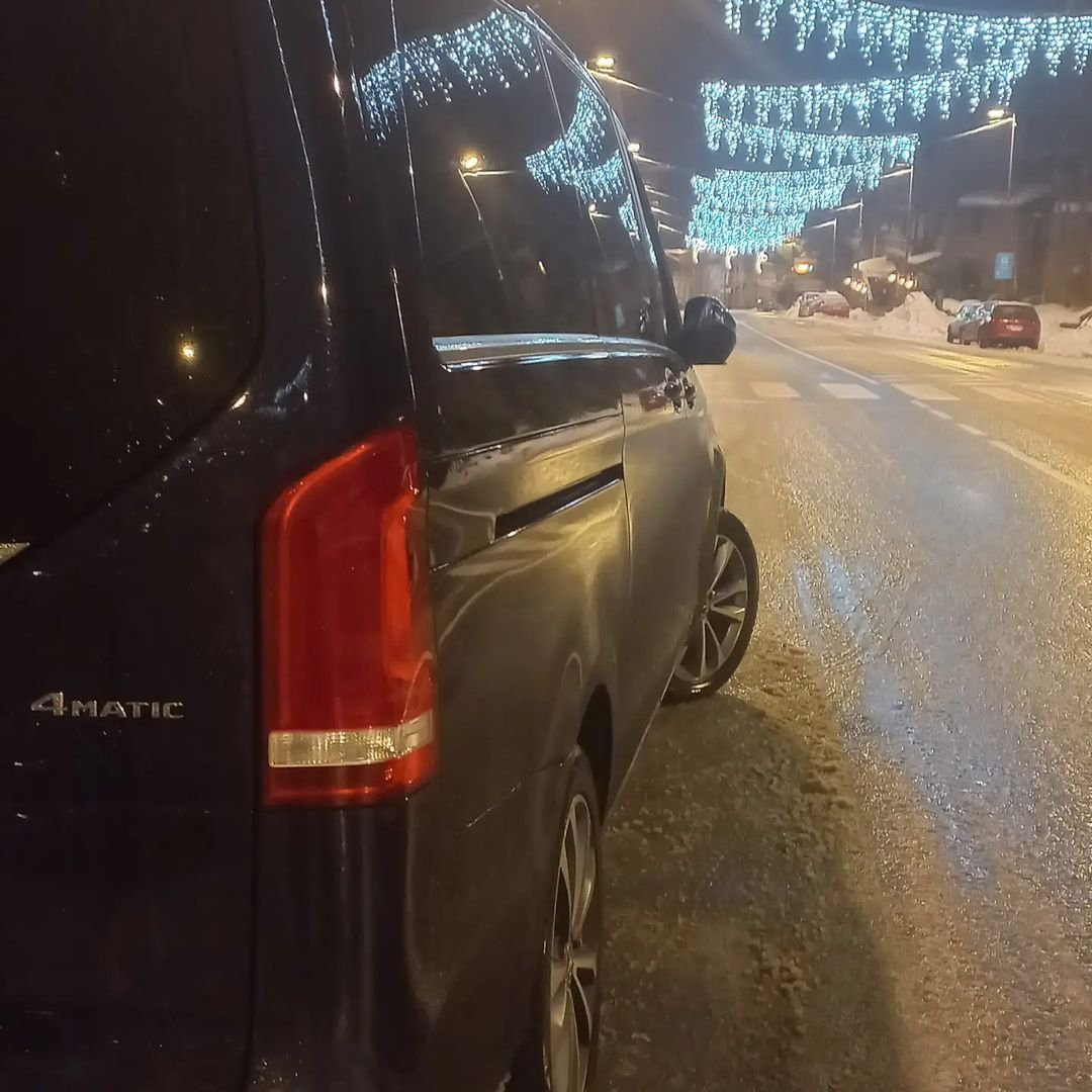 Soldeu en los meses de invierno se convierte en un pueblo de esquiadores. Se puede practicar esquí a lo largo de los 210 km del área de esquí Grandvalira, la mayor estación en los Pirineos. Se puede acceder desde Encamp, Canillo, El Tarter, Soldeu, Grau Roig, Pas de la Casa