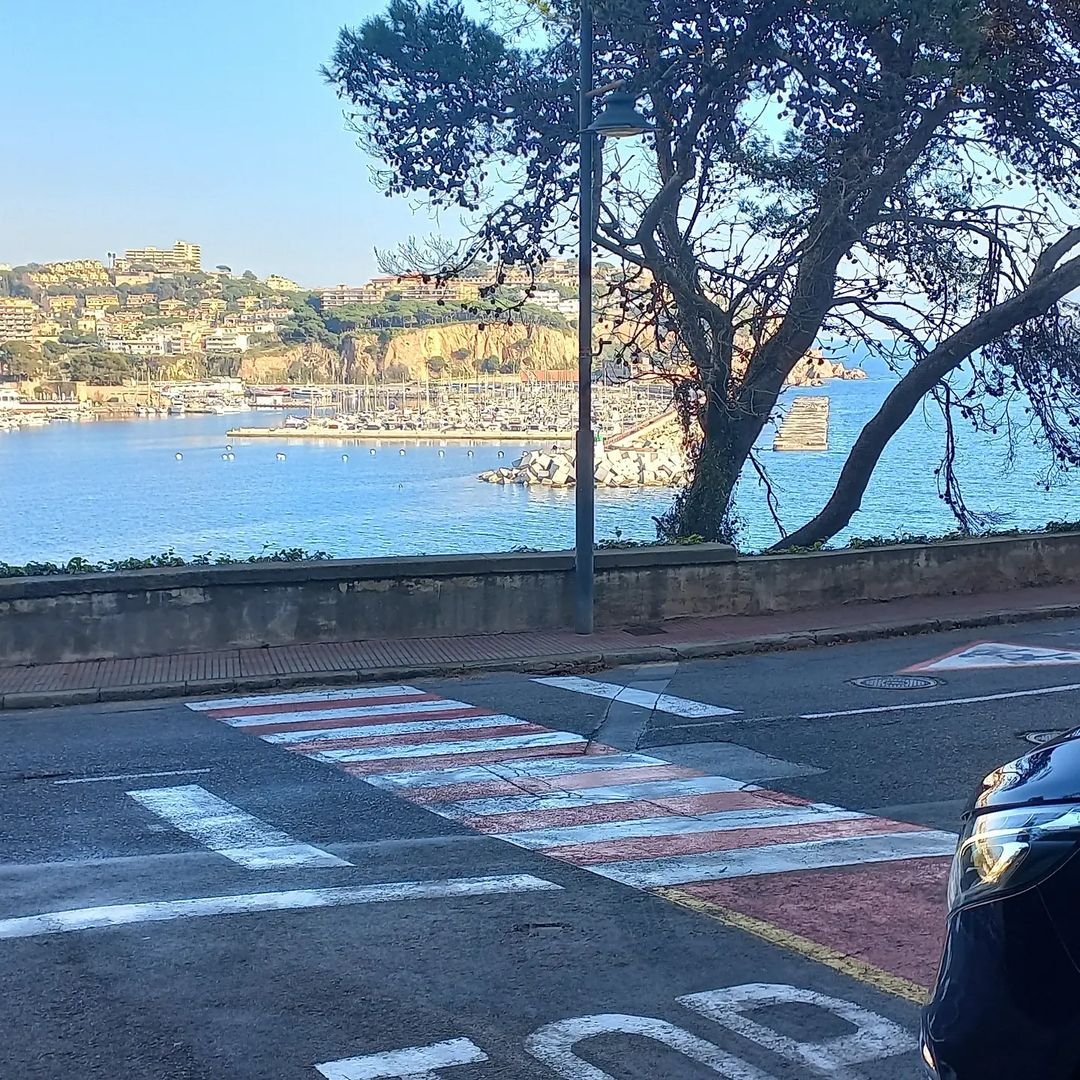 Sabias que...El término «Costa Brava» fue publicado por el periodista Ferran Agulló en las páginas de La Veu de Catalunya el 12 de septiembre de 1908. Con esta expresión el periodista quería describir el paisaje agreste y escarpado que caracteriza gran parte de la zona costera.