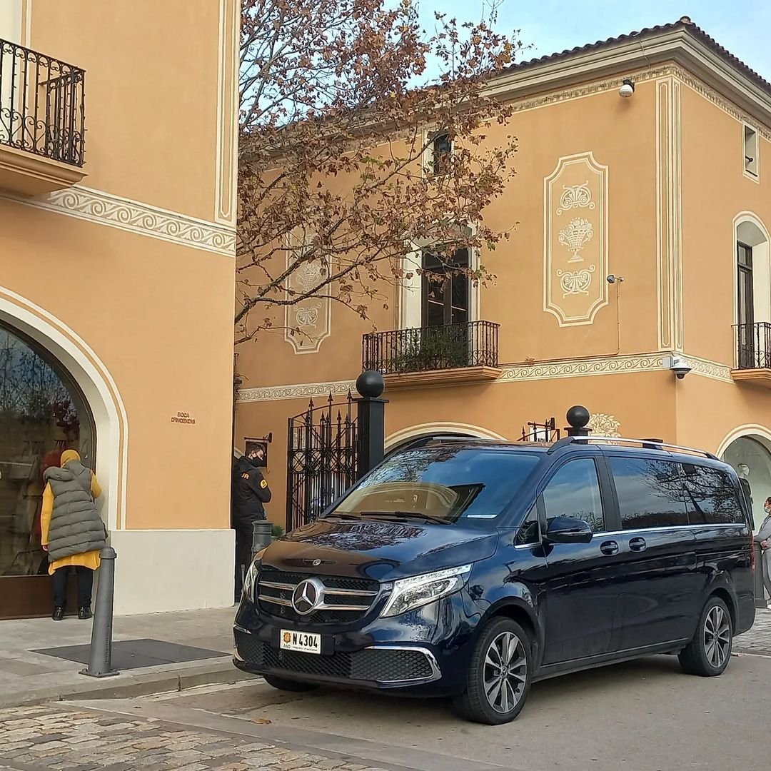 Organitzat una escapada amb la familia o amics a La Roca Village i deixat que et portem
