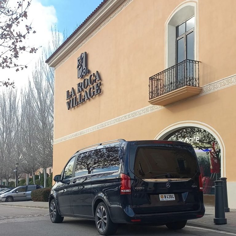 Organitzat una escapada amb la familia o amics a La Roca Village i deixat que et portem