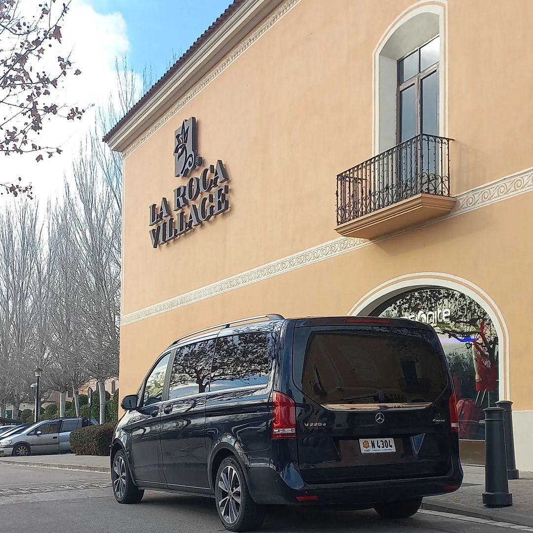 Organitzat una escapada amb la familia o amics a La Roca Village i deixat que et portem